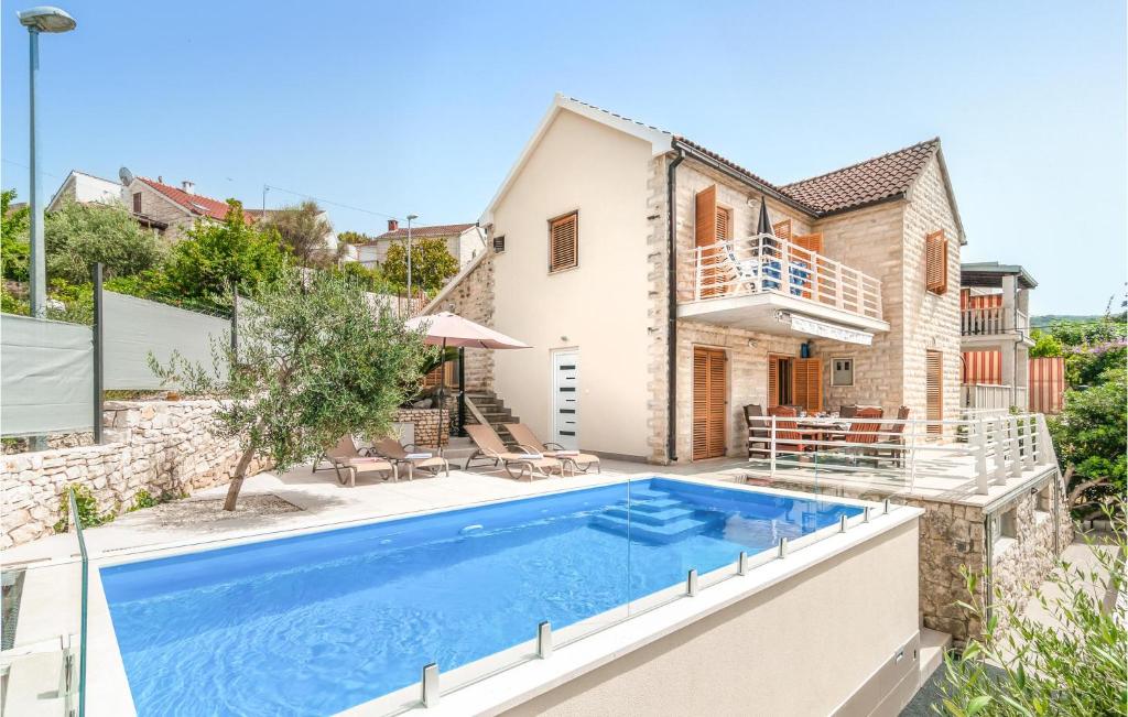 Bazén v ubytovaní 4 Bedroom Beautiful Home In Supetar alebo v jeho blízkosti