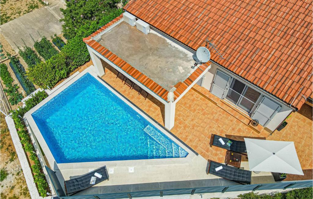 Bazén v ubytovaní 4 Bedroom Stunning Home In Brodarica alebo v jeho blízkosti