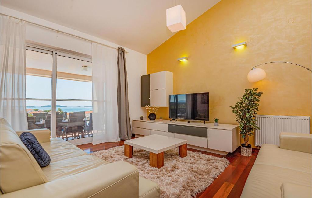 Televízia a/alebo spoločenská miestnosť v ubytovaní 4 Bedroom Stunning Home In Brodarica