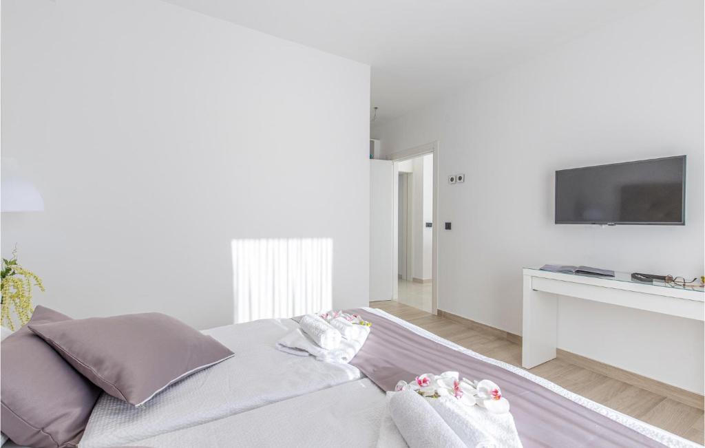 Telewizja i/lub zestaw kina domowego w obiekcie Nice Home In Krk With Sauna