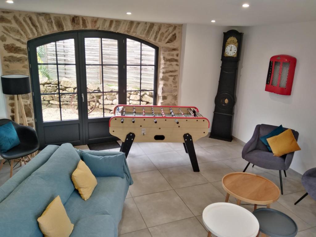 - un salon avec un canapé et un billard dans l'établissement Gite La Cazarié - babyfoot, table pong pong, ,séjour patrimoine, nature,sportif, à Saint-Martin-Laguépie