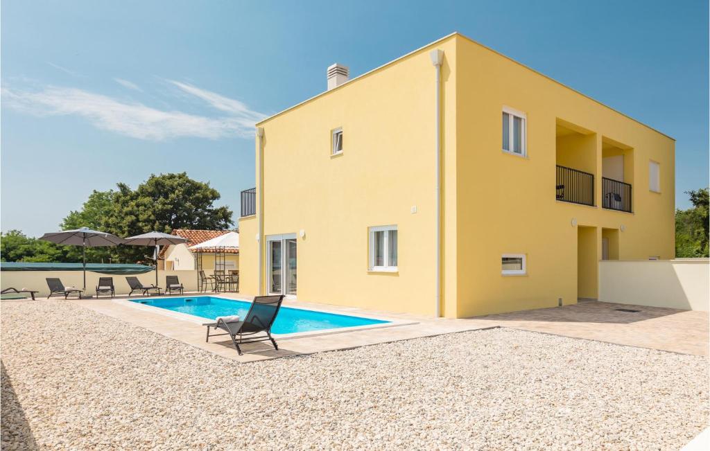 Bazén v ubytovaní 3 Bedroom Lovely Home In Porec alebo v jeho blízkosti