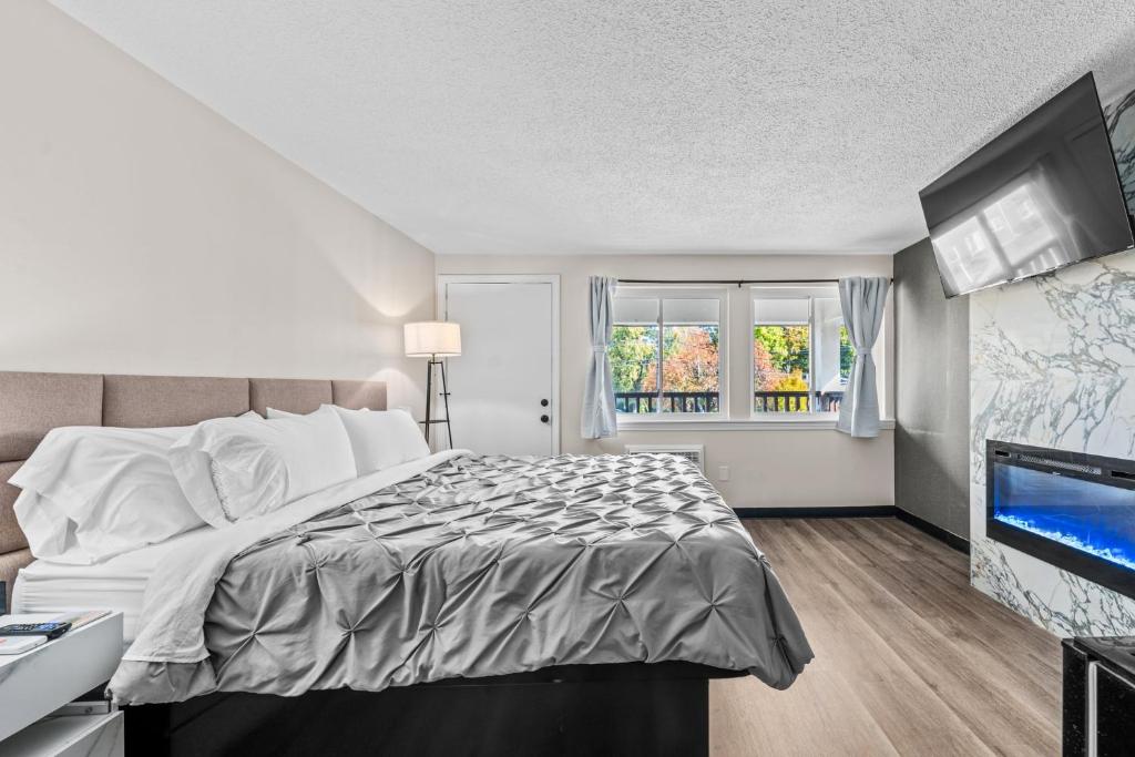 Green Harbor Hotel - Deluxe King Room