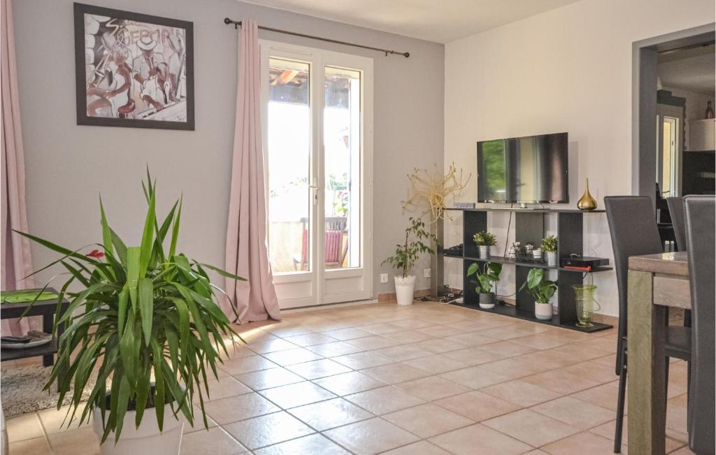 Kuchyňa alebo kuchynka v ubytovaní Cozy Home In St,paul-Trois-Châteaux
