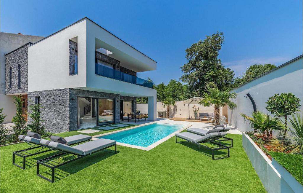an image of a house with a swimming pool at Villa Bonaca in Medulin
