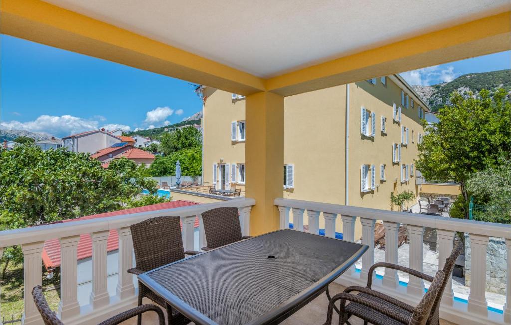 Balkón alebo terasa v ubytovaní Cozy Apartment In Baska With Wifi