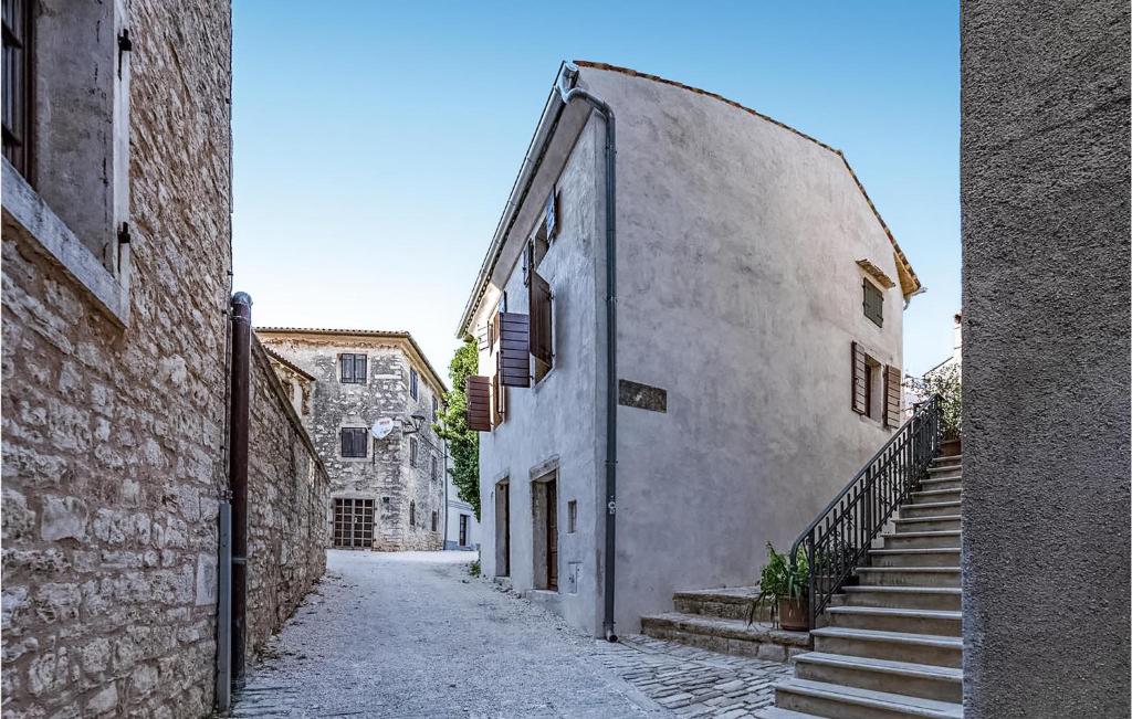alejka ze schodami w starym budynku w obiekcie Awesome Home In Bale With Wifi w mieście Bale