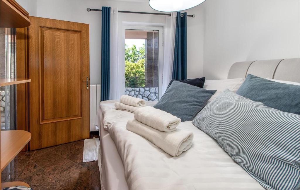 Posteľ alebo postele v izbe v ubytovaní Ocean Front Apartment In Jadranovo