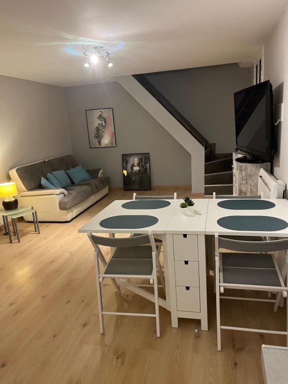 un salon avec une table, des chaises et un canapé dans l'établissement Duplex à la frontière de Monaco, à Beausoleil