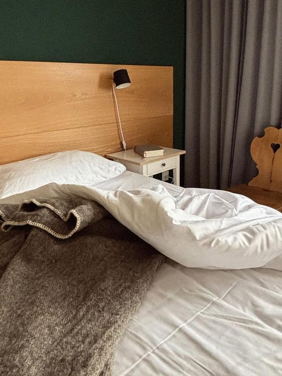 Postel nebo postele na pokoji v ubytování Grüezi Laax Apartments