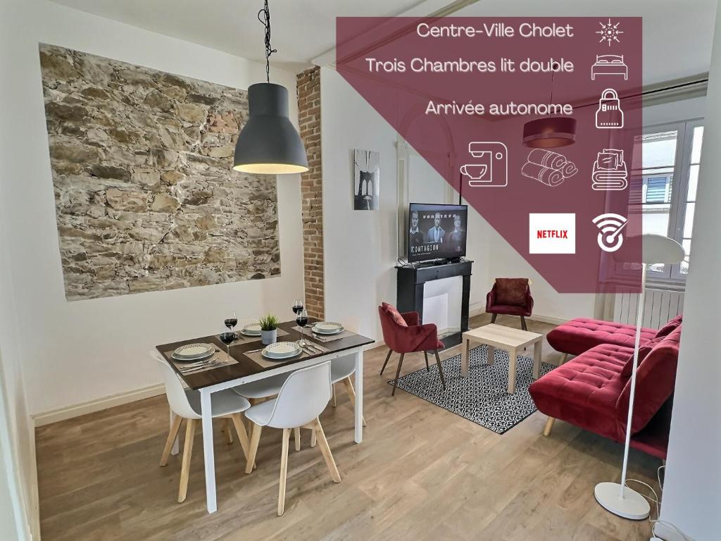 un salon avec une table et un canapé rouge dans l'établissement Hypercentre Grand T4 équipé - Proximité Puy Du Fou, à Cholet