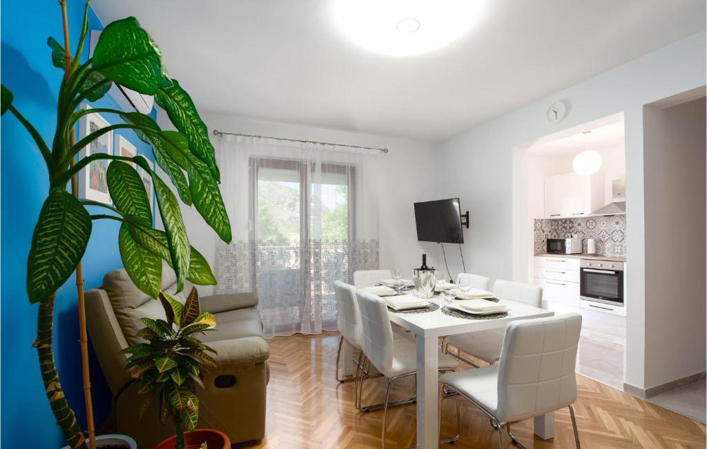 Awesome Home In Zrnovnica With Kitchen - Casa De Vacaciones De Tres Habitaciones
