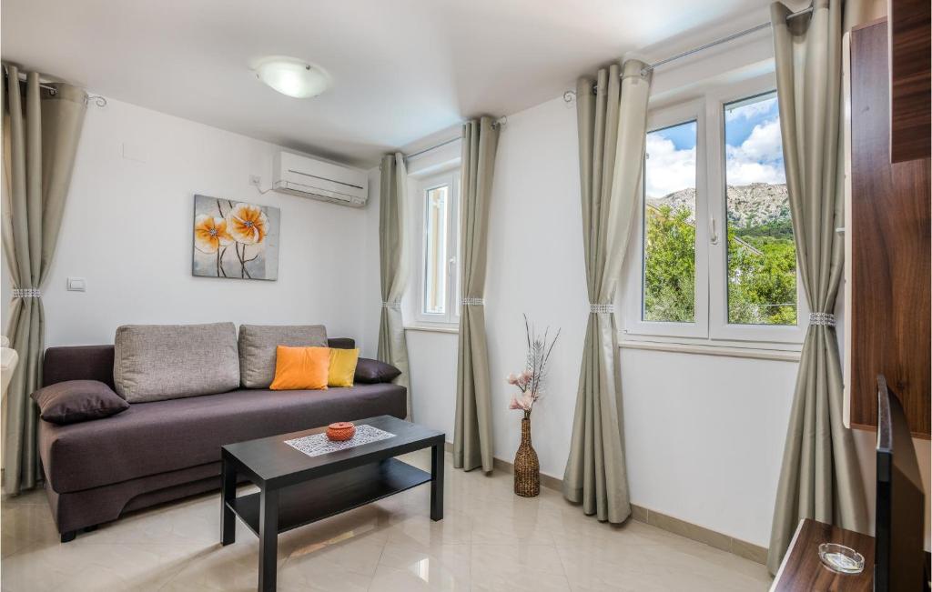 Posedenie v ubytovaní Cozy Apartment In Baska With Wifi
