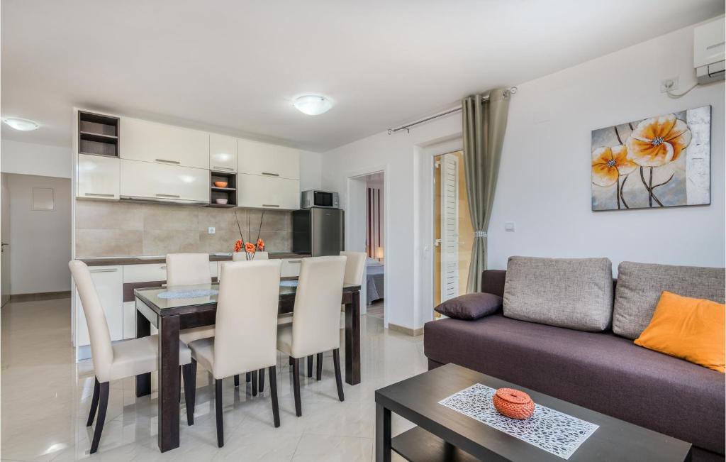 Kuchyňa alebo kuchynka v ubytovaní Cozy Apartment In Baska With Wifi