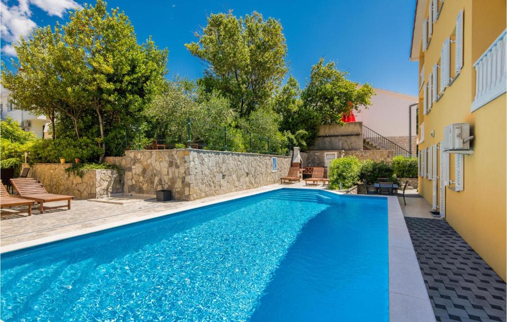 Bazén v ubytovaní Cozy Apartment In Baska With Wifi alebo v jeho blízkosti