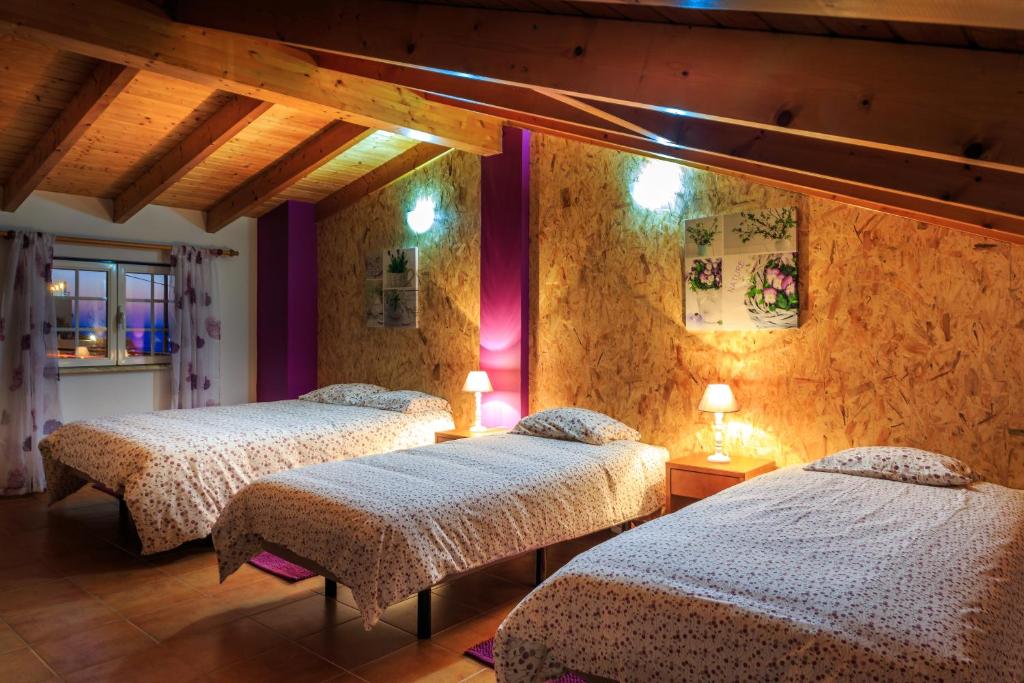 奧德賽克斯的住宿－Casas do Zé，一间卧室,配有三张床