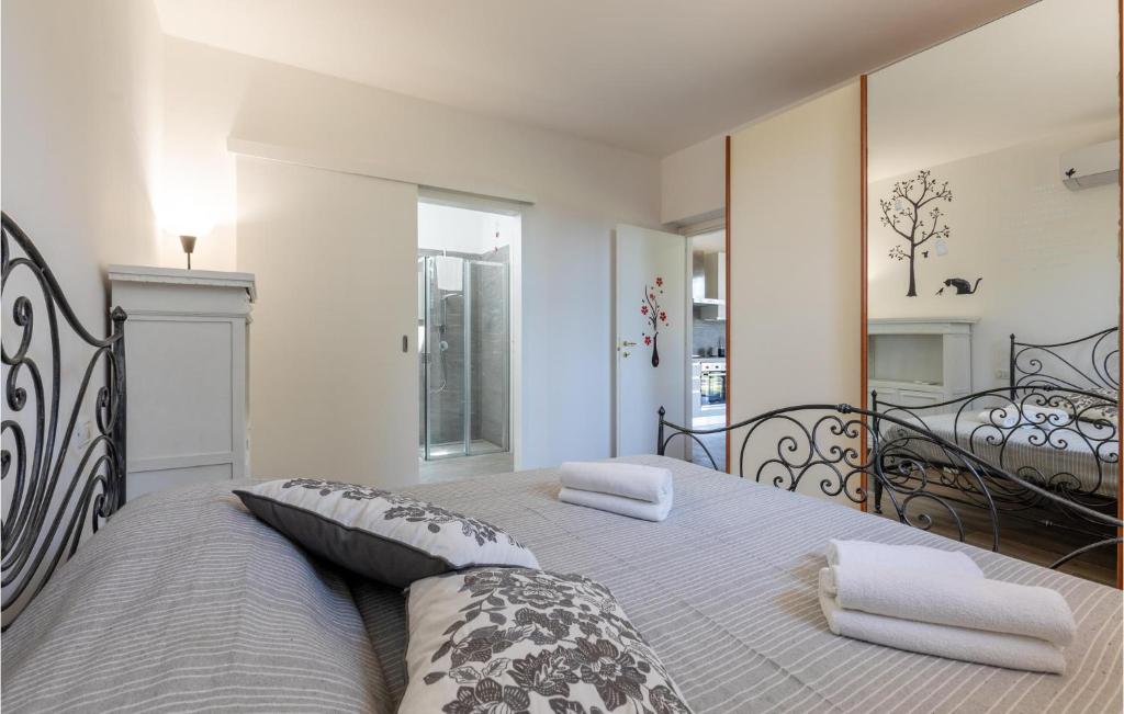 Łóżko lub łóżka w pokoju w obiekcie Cozy Home In Santarcangelo With Sauna