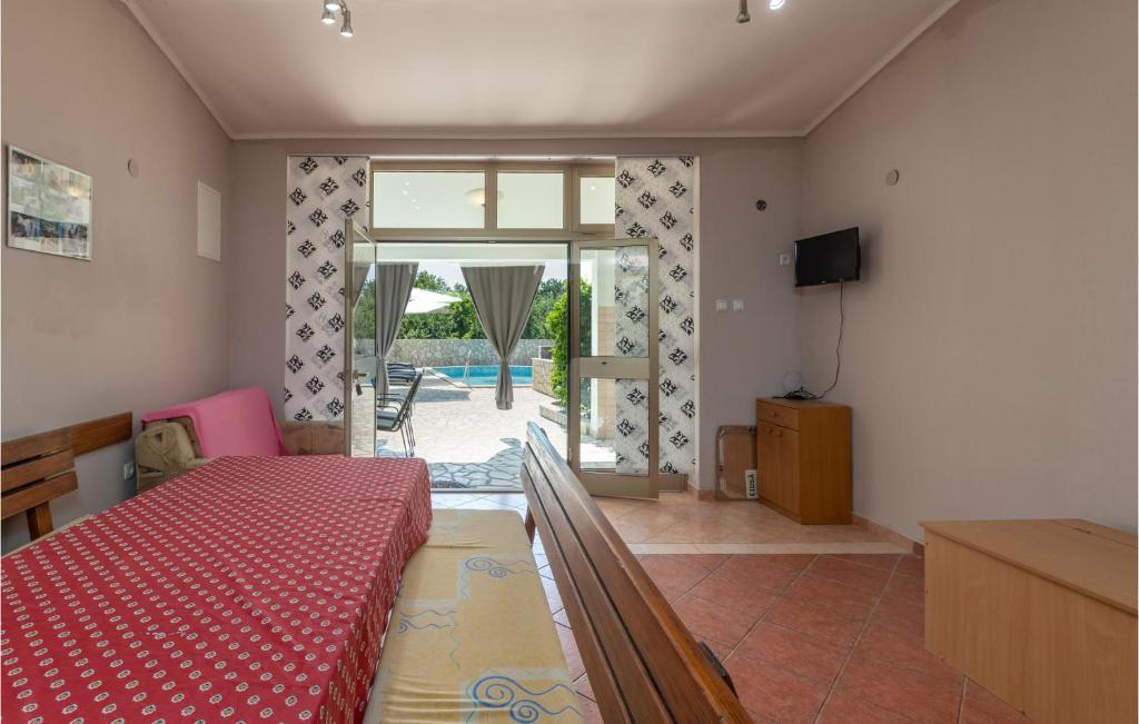 Televízia a/alebo spoločenská miestnosť v ubytovaní Lovely Apartment In Jadranovo With Wifi