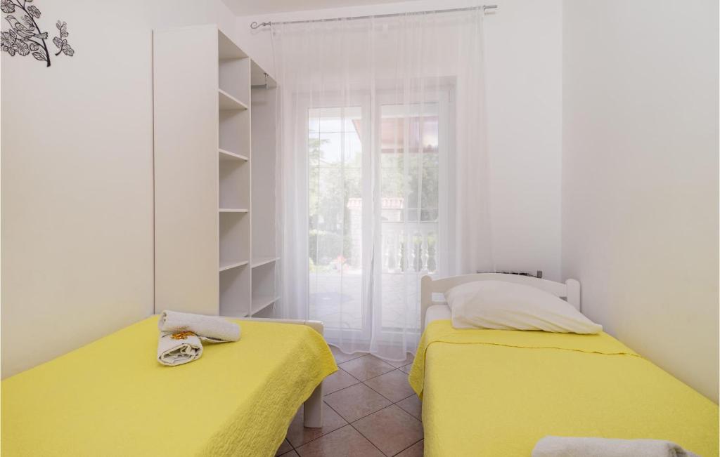 Posteľ alebo postele v izbe v ubytovaní Lovely Apartment In Jadranovo With Wifi