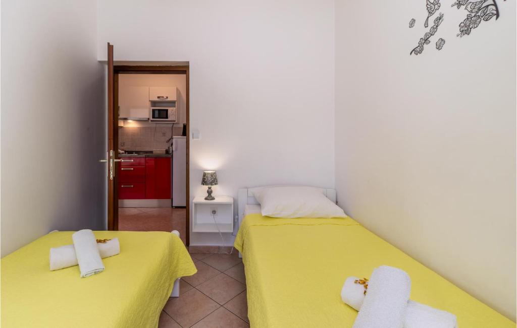Posteľ alebo postele v izbe v ubytovaní Lovely Apartment In Jadranovo With Wifi