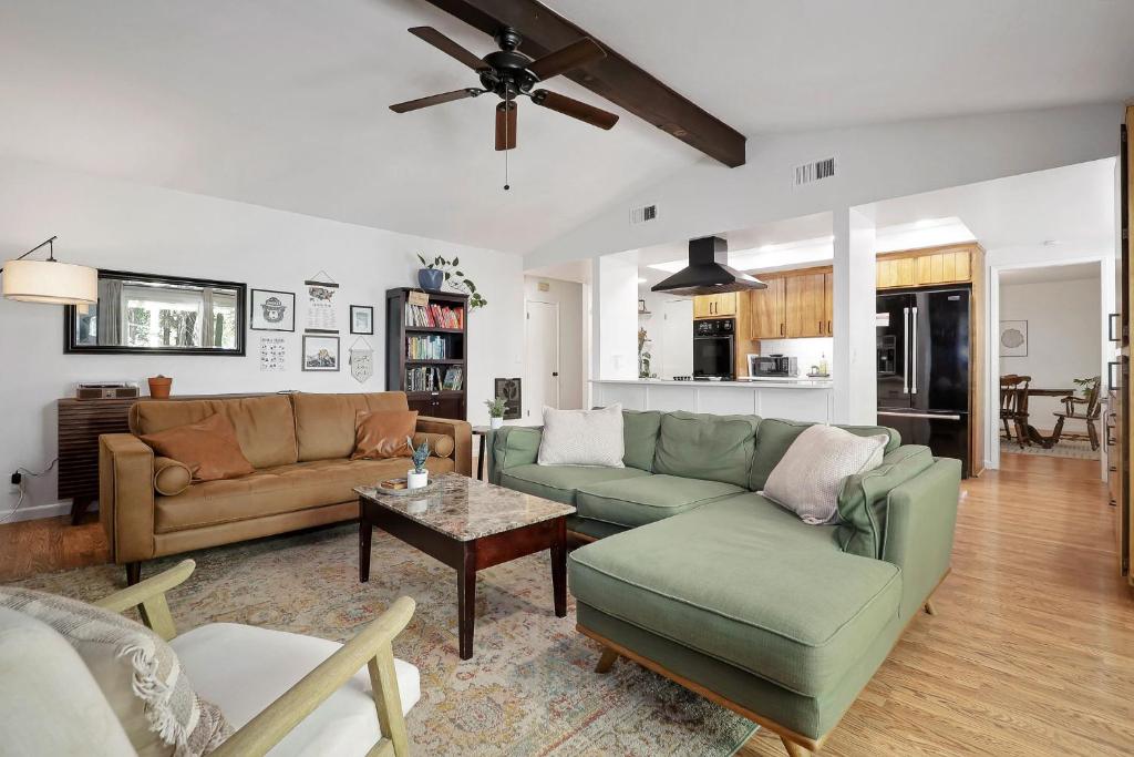 Un lugar para sentarse en Home in the Pines - Apple Hill - Dog Friendly - Snow Nearby