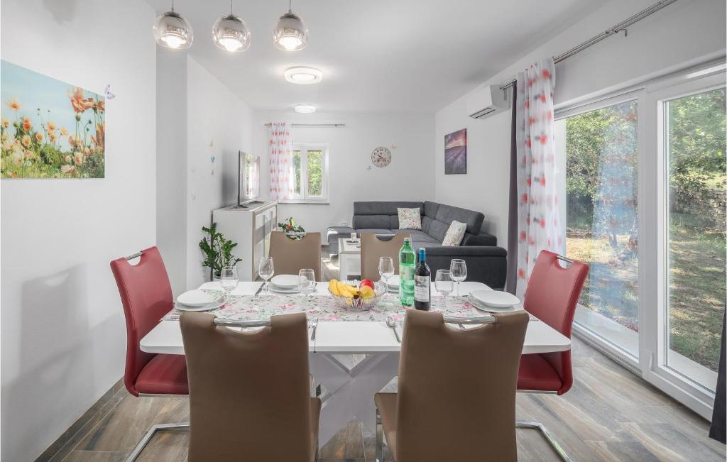 jadalnia i salon ze stołem i krzesłami w obiekcie Lovely Home In Rovinj w Rovinj