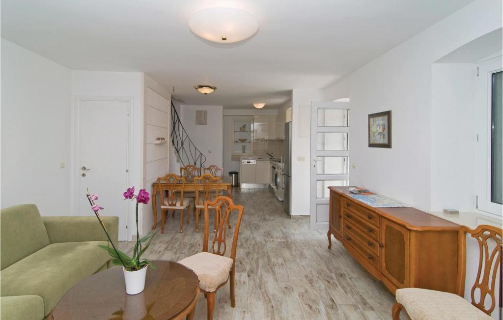Posedenie v ubytovaní 3 Bedroom Lovely Apartment In Omis