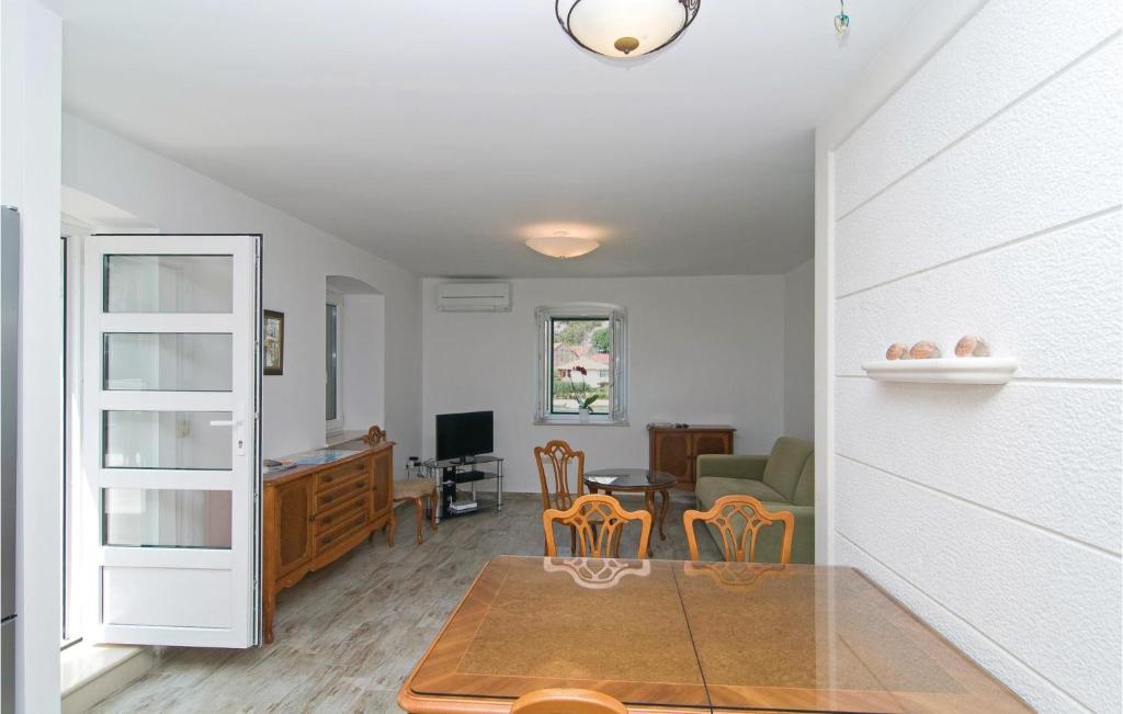 Posedenie v ubytovaní 3 Bedroom Lovely Apartment In Omis