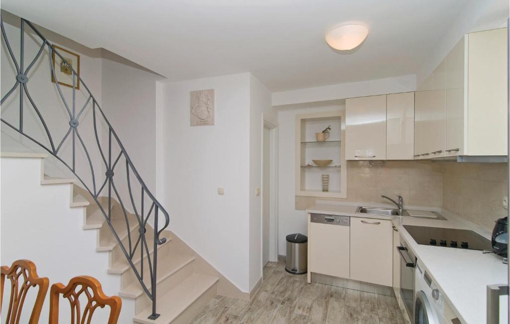 Kuchyňa alebo kuchynka v ubytovaní 3 Bedroom Lovely Apartment In Omis