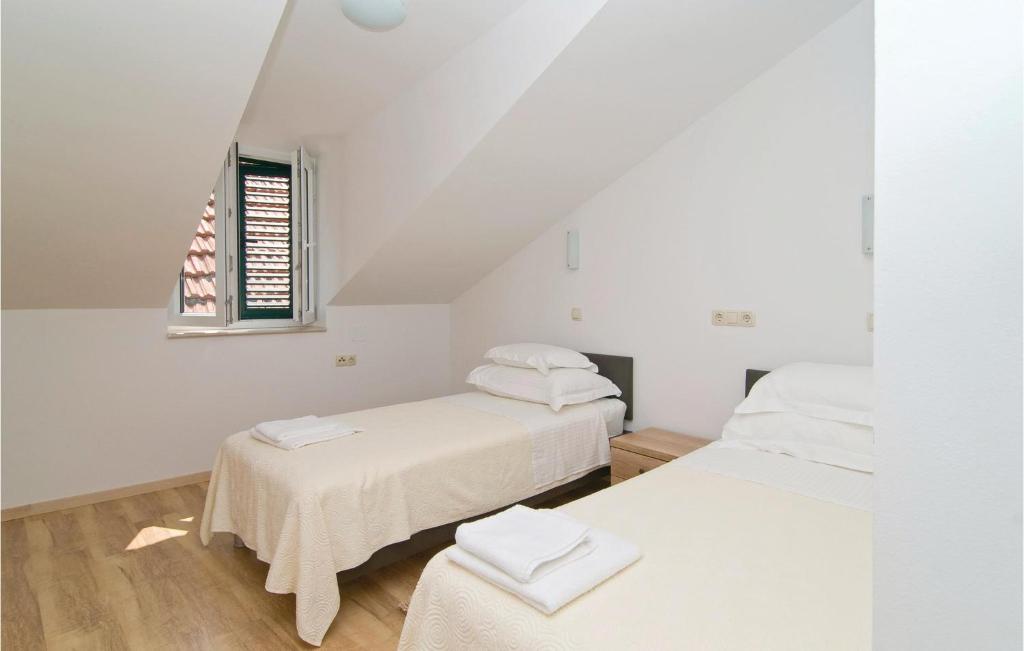 Posteľ alebo postele v izbe v ubytovaní 3 Bedroom Lovely Apartment In Omis