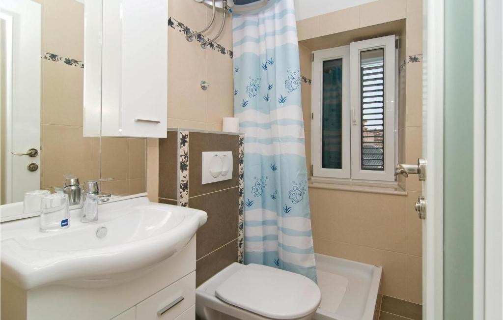 Kúpeľňa v ubytovaní 3 Bedroom Lovely Apartment In Omis
