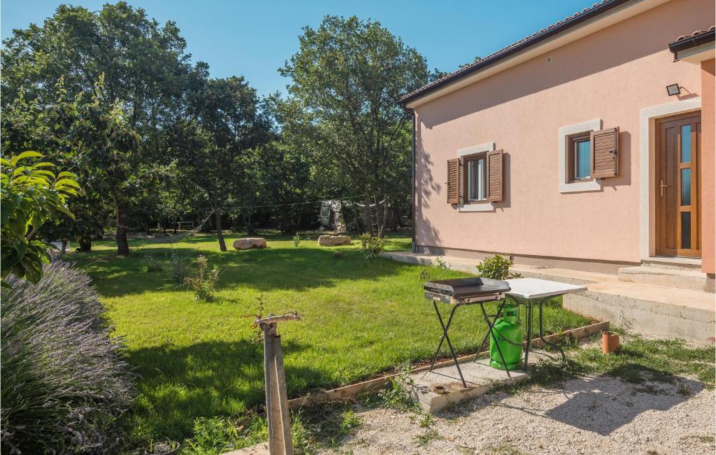 Ogród w obiekcie Lovely Home In Rovinj