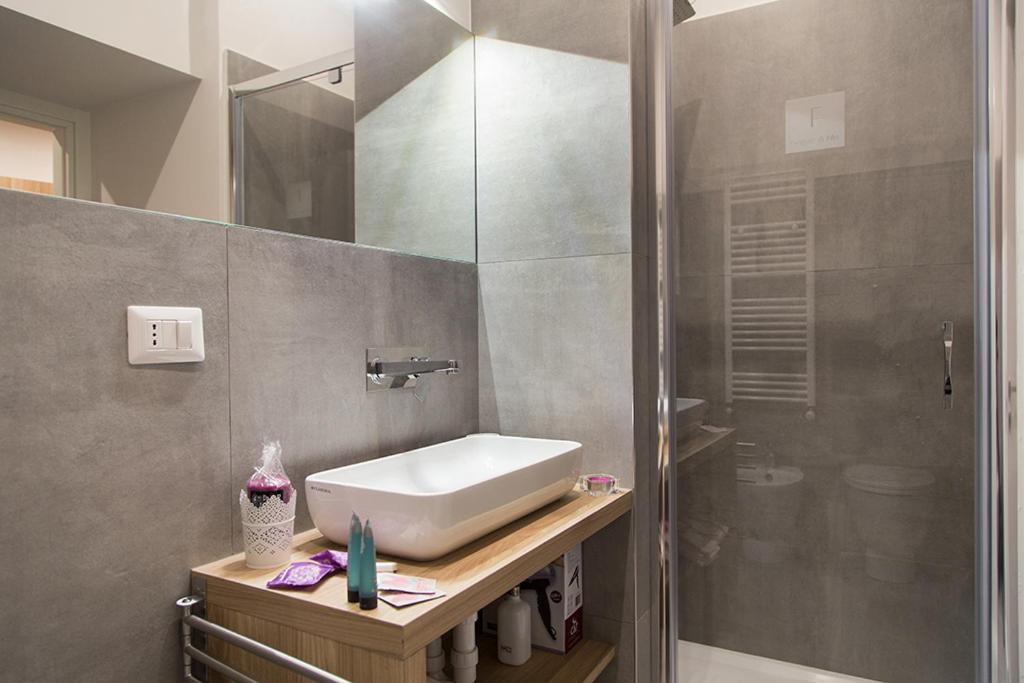un bagno con lavandino e doccia di l'angolo di Frima a Matera