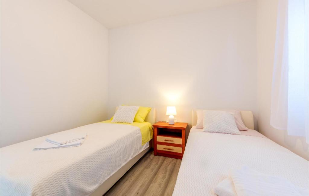 Posteľ alebo postele v izbe v ubytovaní Cozy Apartment In Suvi Potok, Jesenice,