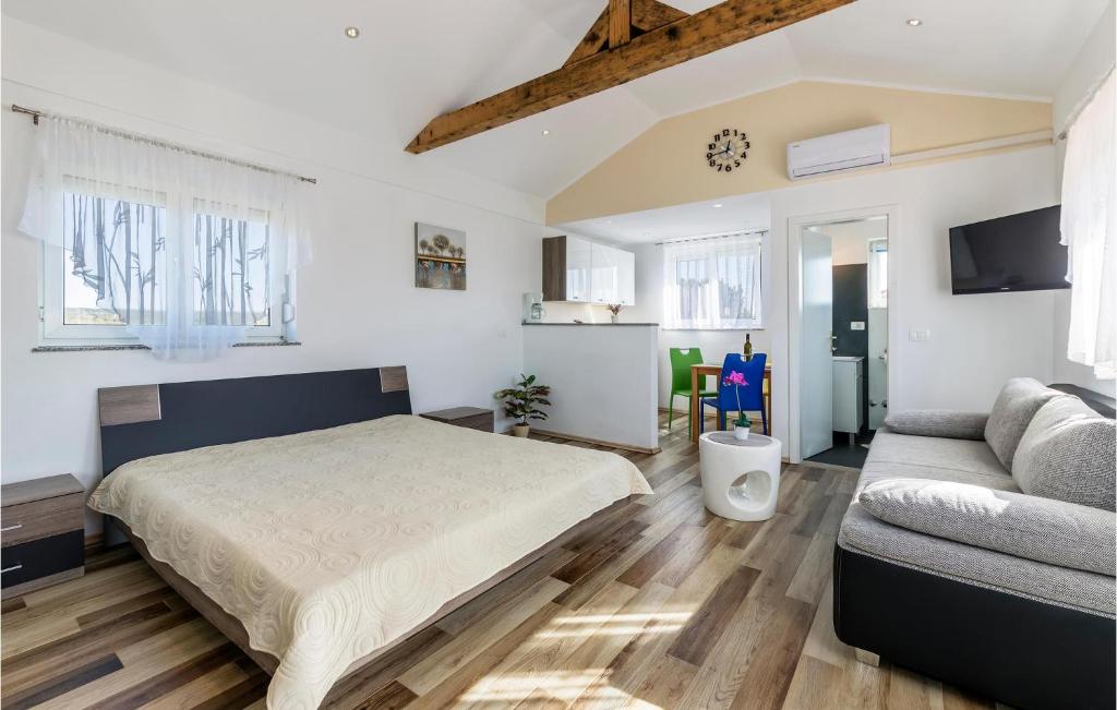 Lovely Apartment In Valbandon With Wifi