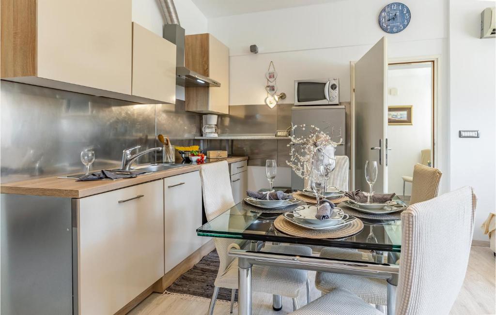 Kuchyňa alebo kuchynka v ubytovaní 2 Bedroom Stunning Home In Sisan