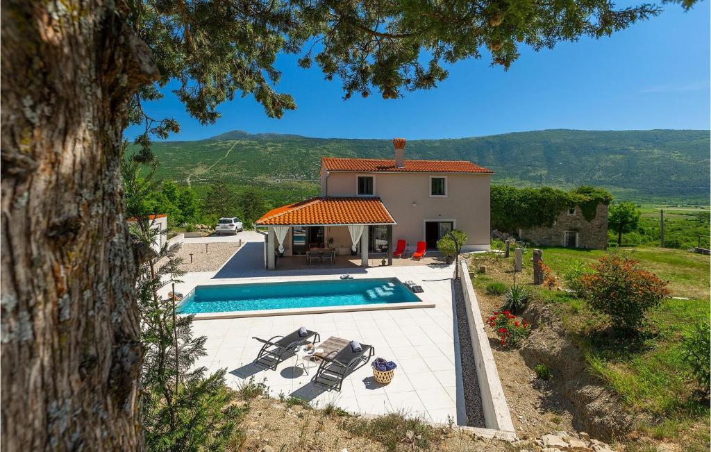 Bazén v ubytování Villa Des4U nebo v jeho okolí