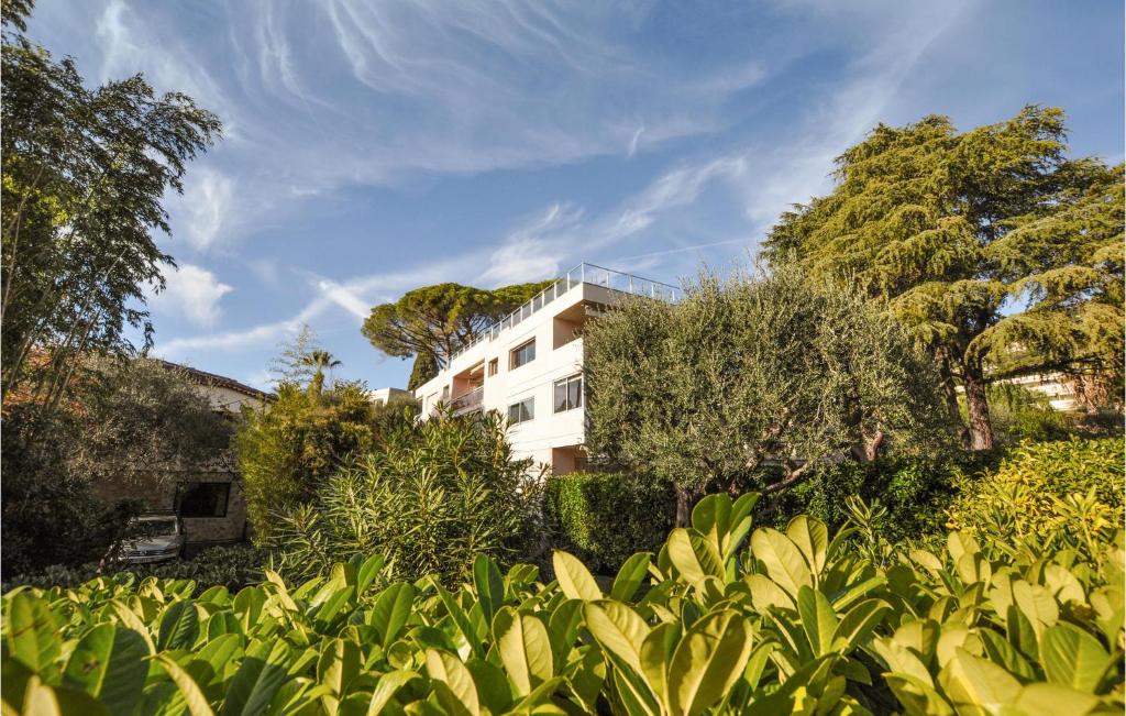 - un bâtiment blanc au milieu d'un jardin dans l'établissement Stunning Apartment In Cannes With Wifi, à Cannes