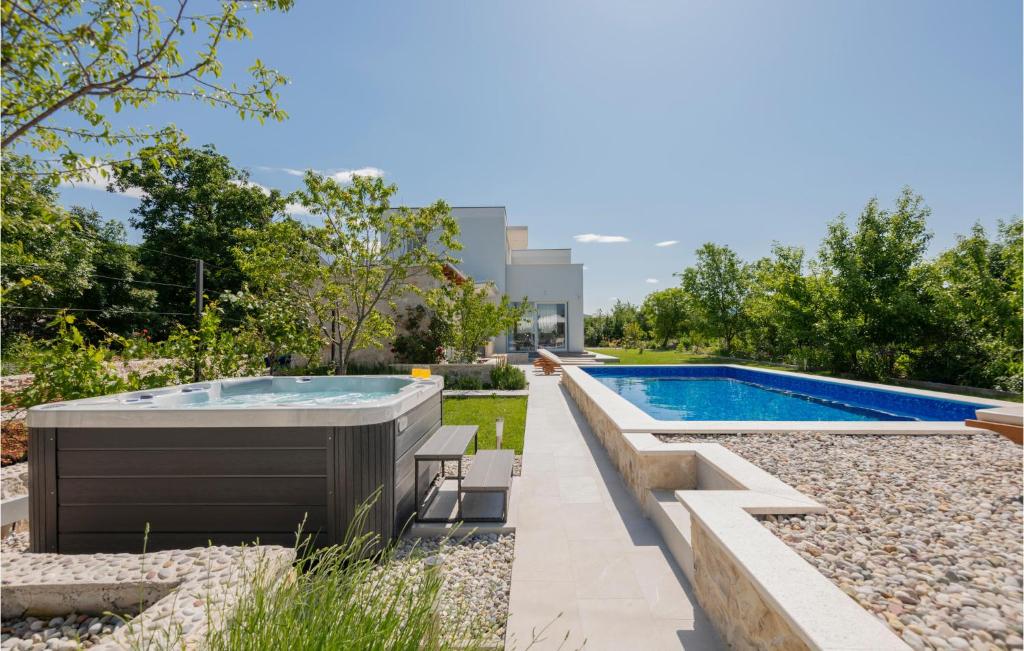 Bassein majutusasutuses Cozy Home In Veliki Brocanac või selle lähedal