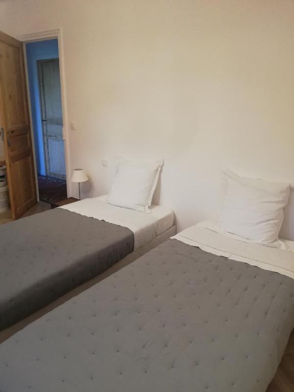 Postel nebo postele na pokoji v ubytování Les 3 Platanes