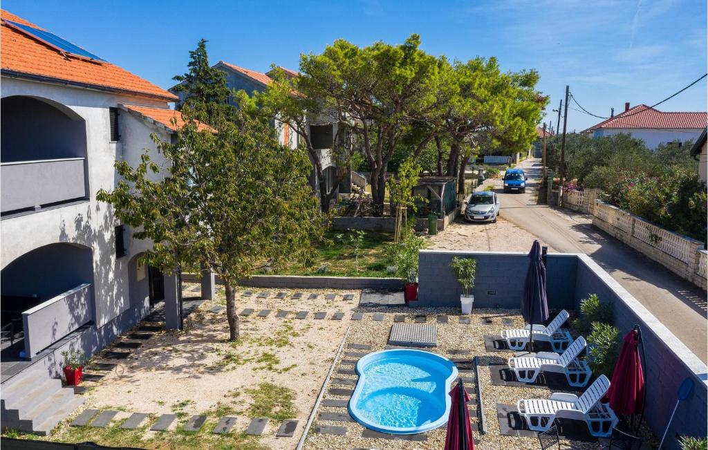 Bazén v ubytovaní 4 Bedroom Stunning Home In Privlaka alebo v jeho blízkosti