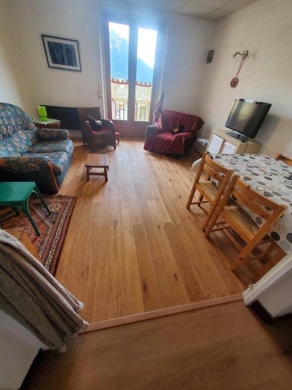 un salon avec un canapé et une table dans l'établissement Chez Caroline, à Briançon