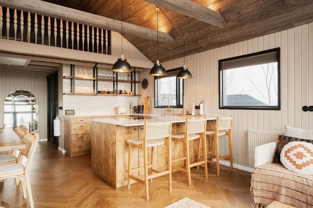 Posezení v ubytování Relaxing cabin with a hot tub and sauna in south coast of Iceland