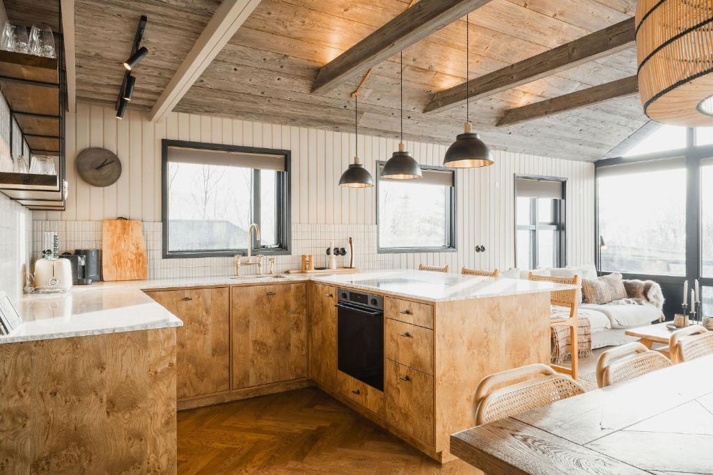Kuchyň nebo kuchyňský kout v ubytování Relaxing cabin with a hot tub and sauna in south coast of Iceland