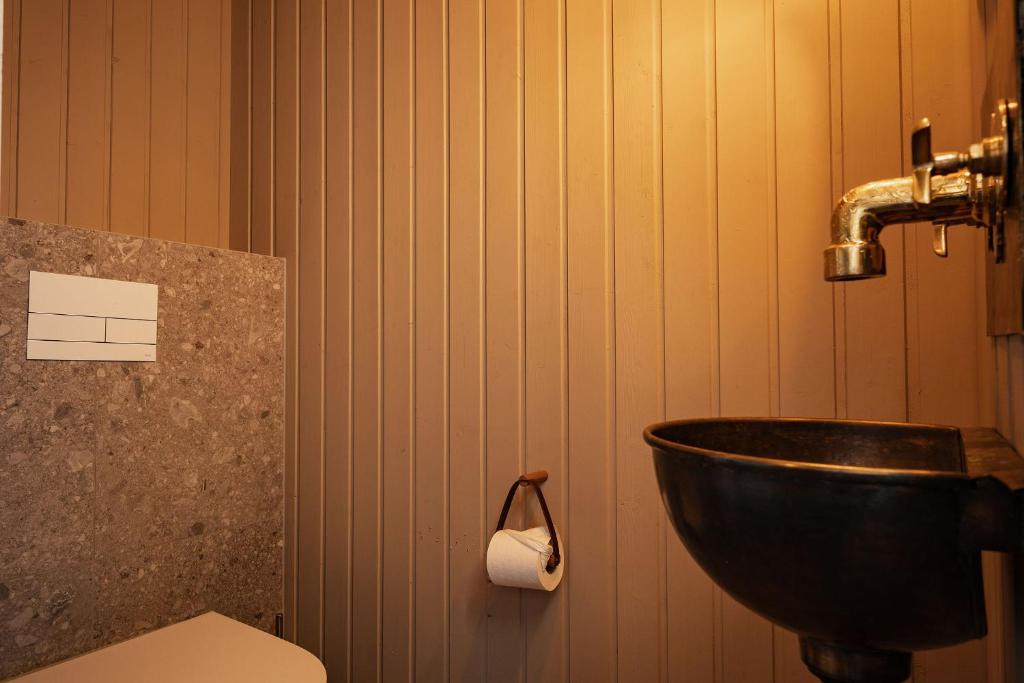 Koupelna v ubytování Relaxing cabin with a hot tub and sauna in south coast of Iceland