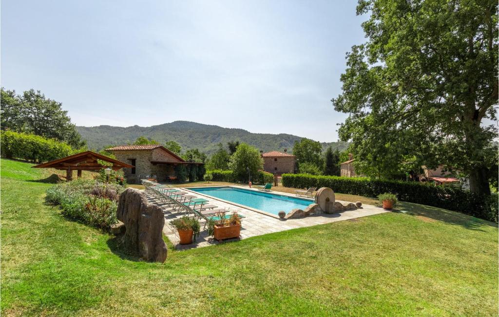 a swimming pool in the yard of a house at Cà Di Cerchione in Pieve Santo Stefano