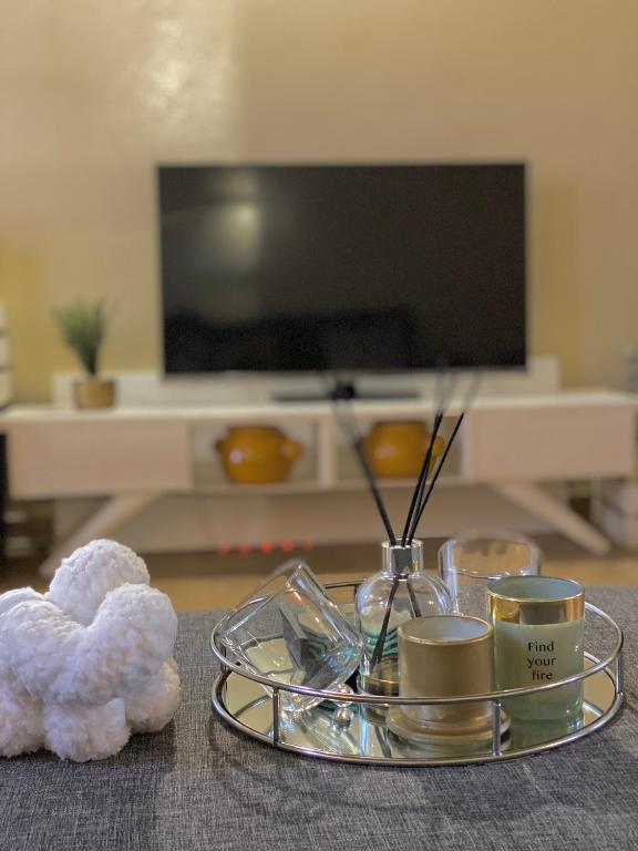 einen Tisch mit einem Tablett mit einem Teller Essen drauf. in der Unterkunft Luna Loft in Mondesa