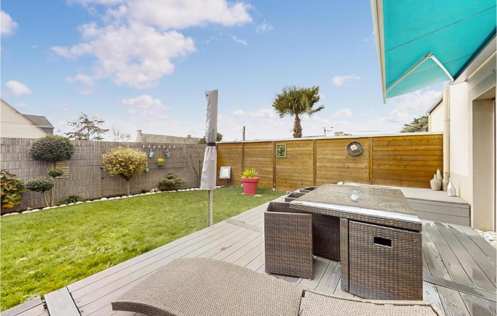 un patio avec une table et des chaises dans une cour dans l'établissement Awesome Home In Saint-Malo With Wifi, à Saint-Malo