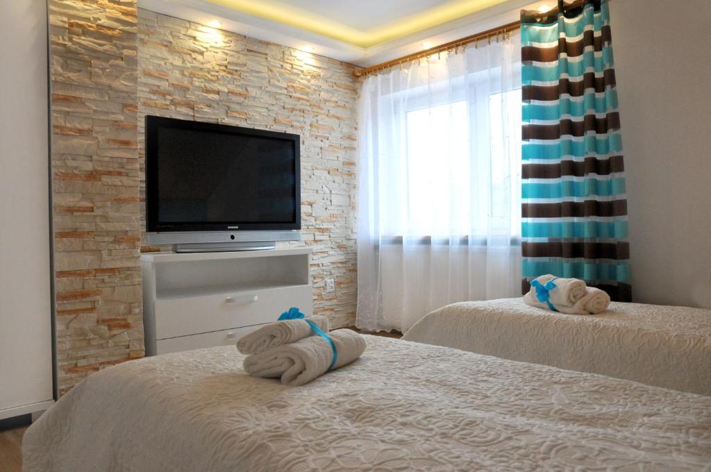 クリニツァ・ズドルイにあるAngel Apartmentのベッドルーム1室(ベッド2台、薄型テレビ付)