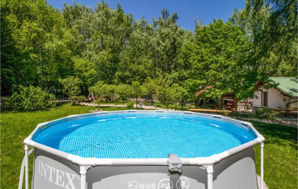Bazén v ubytování 2 Bedroom Pet Friendly Home In Breze nebo v jeho okolí